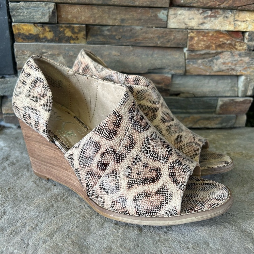 Very G‎ Animal Print Open Toe Wedge Shoes Size 9 New